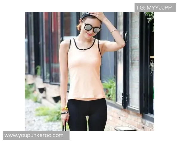 白色紧身裤展现足球球星优雅身姿与运动激情的完美融合