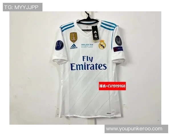 足球明星球衣展示：家中独特收藏与激情瞬间的完美融合